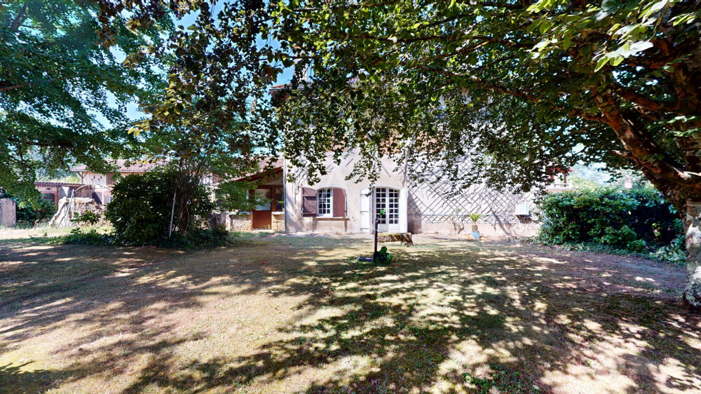 Maison de caractère à rénover. Centre-bourg 330,31 m² habitables sur 17 958 m² de terrain