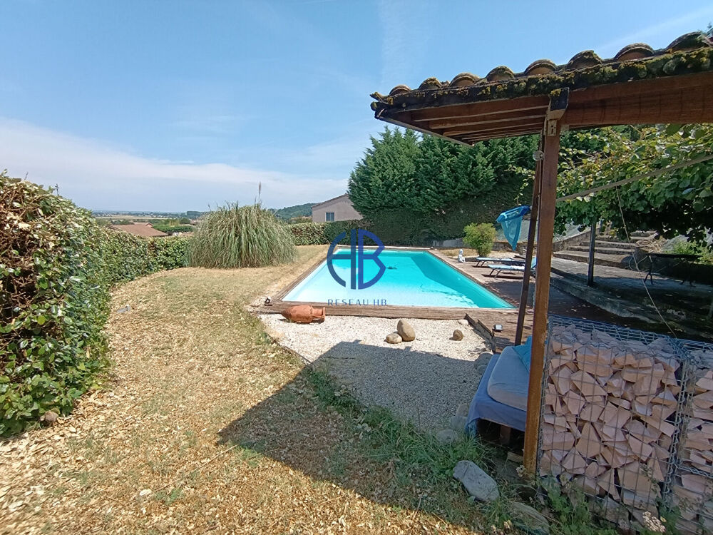 À Villa avec piscine et vue panoramique à Beausemblant