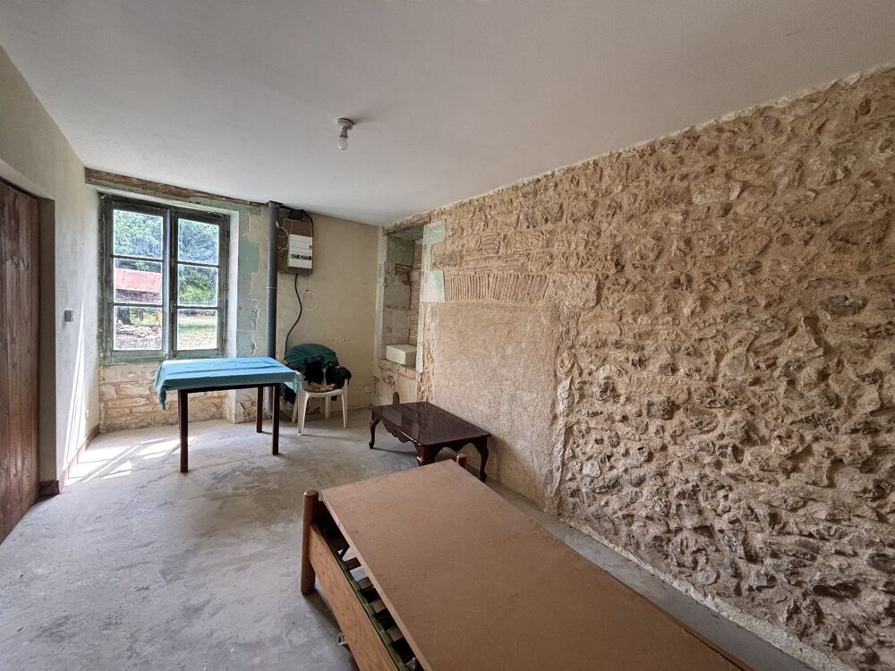 Charmante Maison en Pierre à Rénover dans un Cadre Campagnard Paisible avec Grand Jardin