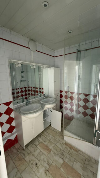  Appartement à louer 3 pièces 64 m²