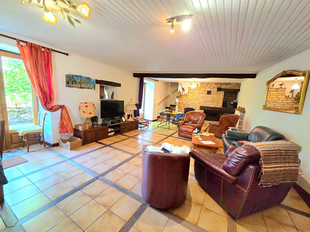Ancien corps de ferme dans un hameau paisible avec un terrain de plus de 7 500m²