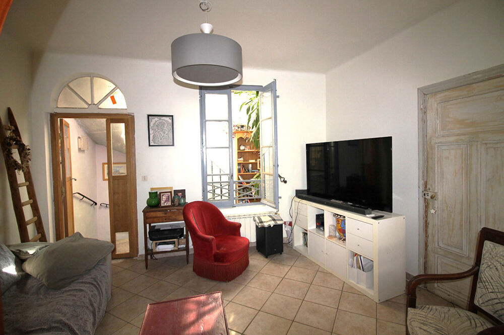 NIMES CENTRE VILLE Belle maison ancienne P4 d'environ 100m² avec garage et terrasse sur le toit