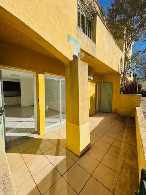   LAMBESC, APPARTEMENT T2 AVEC TERRASSE, GARAGE ET PK Appartement - 2 pice(s) - 54 m