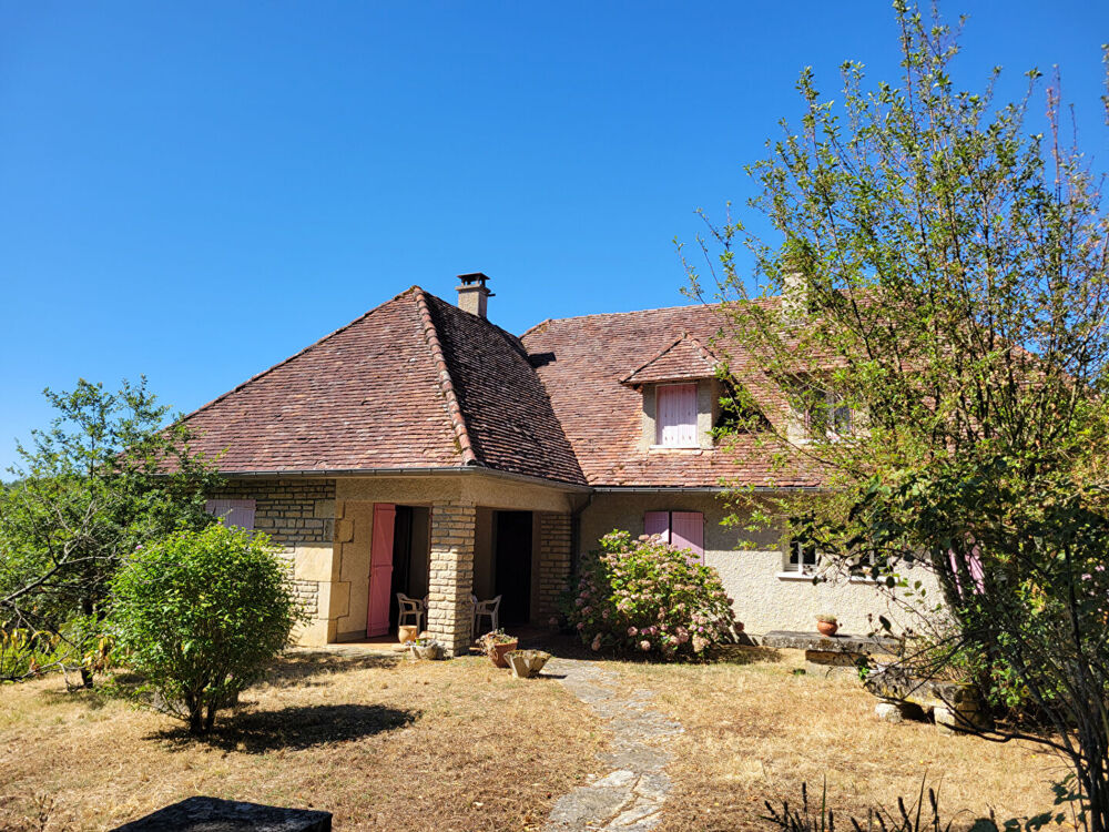 Grande maison familialle avec dépendances et 2ha du terrain.