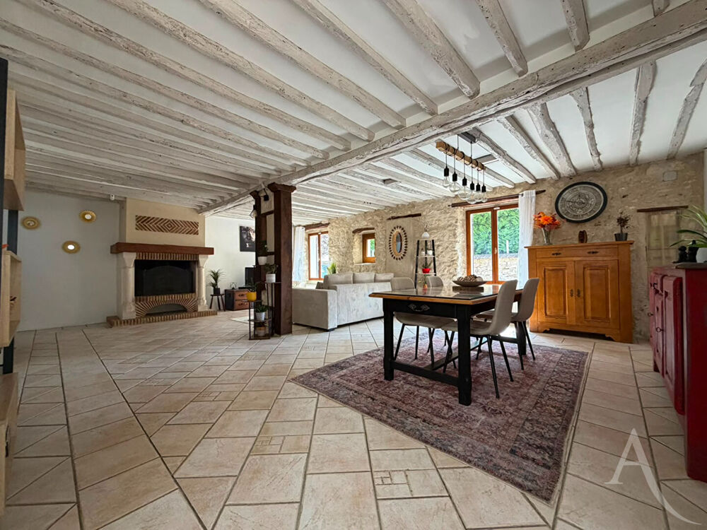Belle maison en pierre de 174m², sur 1800 m² de terrain avec piscine à Fontenay Mauvoisin