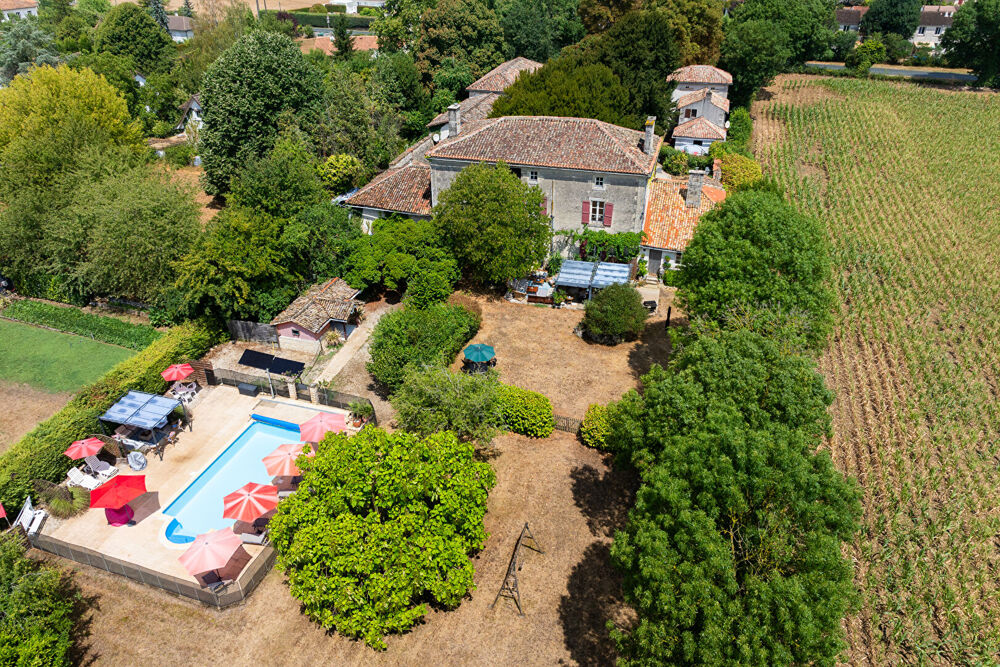 Magnifique Logis avec quatre gîtes de charme, deux piscines, cour intérieure et vaste parc paysager