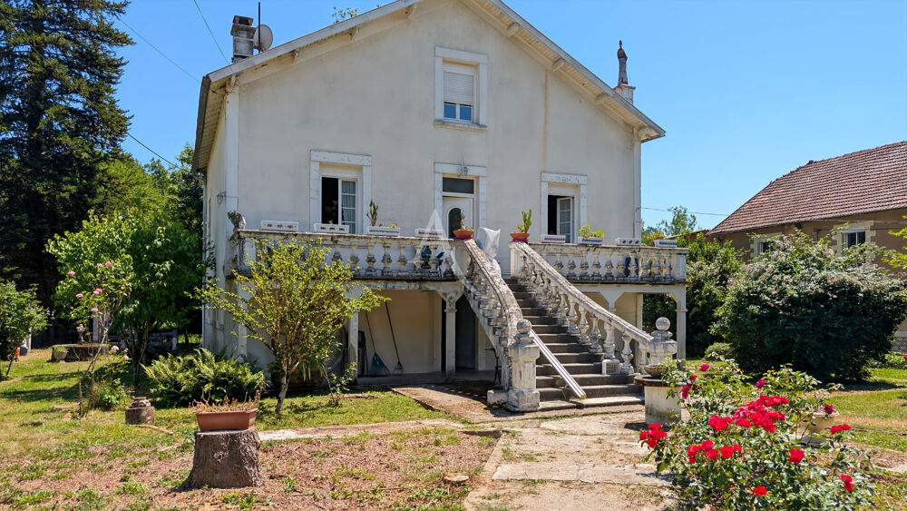 Maison de maître grand Jardin et puits, proche commerces.