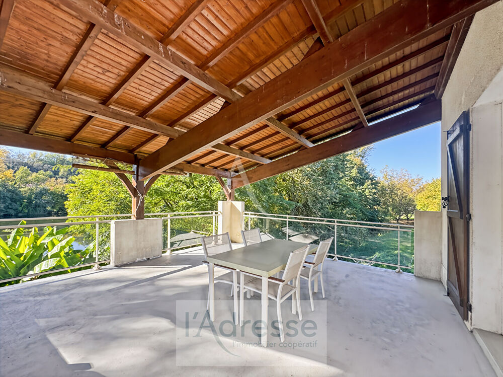 Propriété de charme en bord de rivière avec piscine