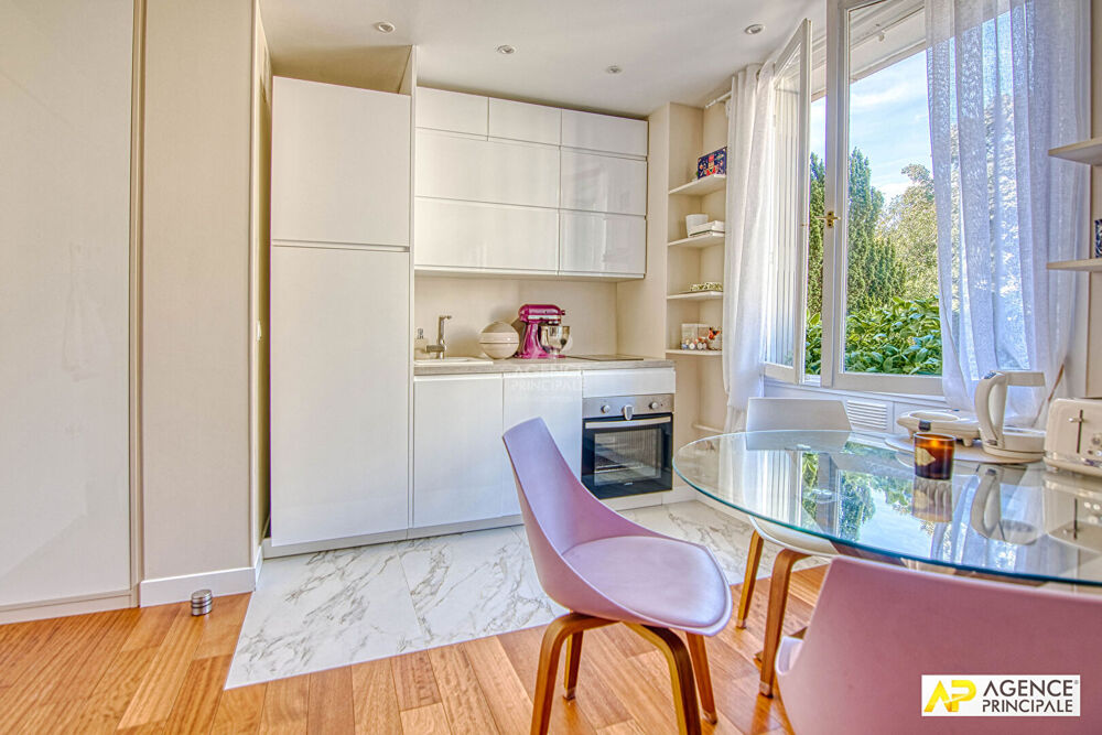 Versailles Avenue de Paris Grand studio 40.31 m² carrez situé au 1er étage avec ascenseur, cave et parking