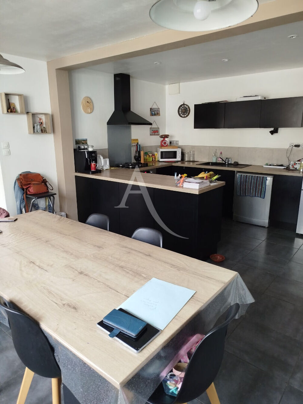 ENSEMBLE IMMOBILIER EN PIERRES AU COEUR DE MOUTIERS.
