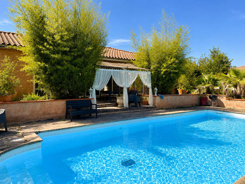 Maison contemporaine de plain-pied avec piscine et dépendance dans un environnement calme et paisible