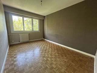  Appartement à louer 5 pièces 100 m²