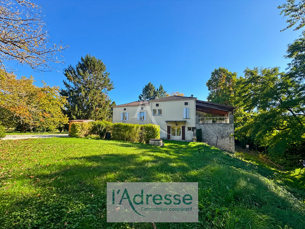 Propriété de charme en bord de rivière avec piscine
