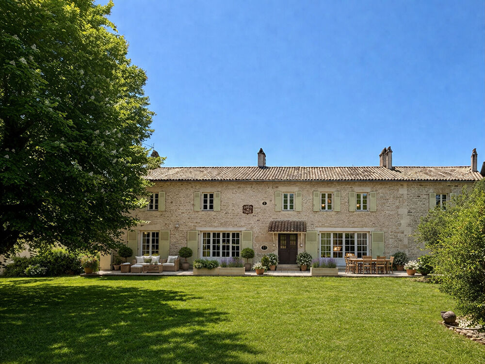 Magnifique Logis Ancien Rénové avec Piscine Intérieure, Court de Tennis et Jardins Clos de Murs