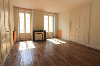  Appartement à louer 4 pièces 137 m²