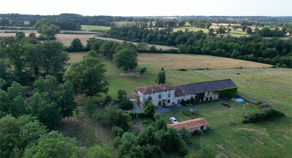 Maison de 6 chambres avec gîte de 2 chambres, 14 hectares de pâturages et bois