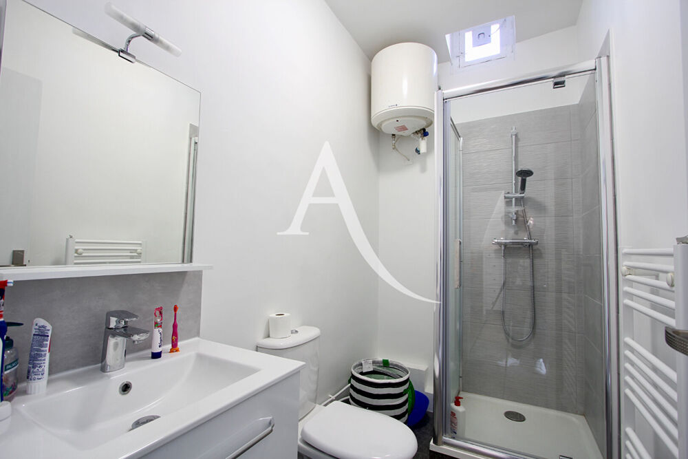 Location Appartement BEAU T4 NON MEUBLÉ de près de 100 m2 au 3e étage sans ascenseur en plein coeur de MONTPELLIER Montpellier