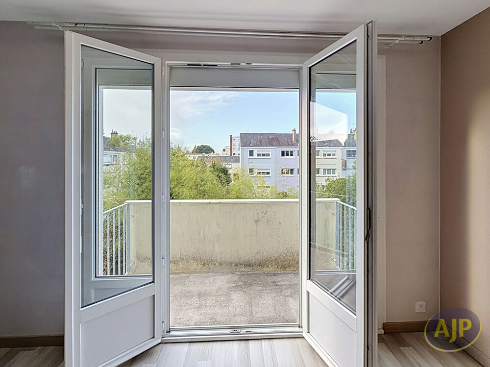 T2 DERNIER ETAGE ST HERBLAIN