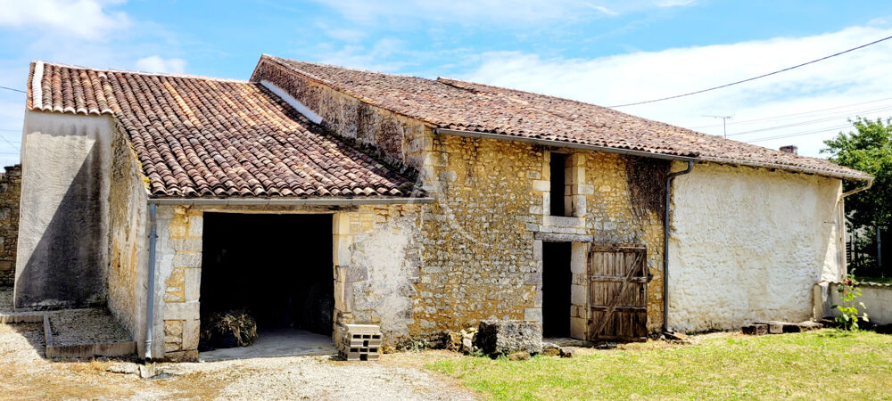 Maison Charentaise de 5 Chambres avec garage et dépendances