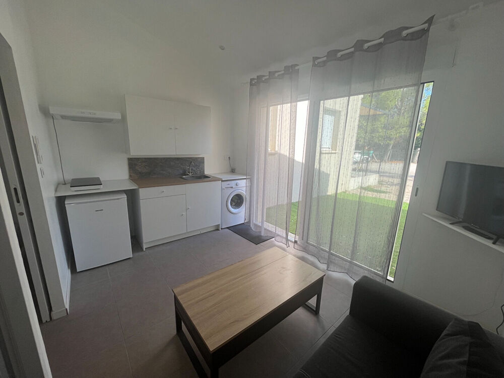 Vous cherchez à louer un studio meublé avec extérieur en campagne mais proche de la ville à Barbentane ?