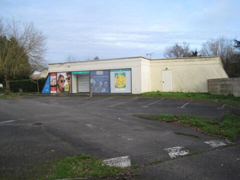   A vendre local commercial de 258 m2 à rénover à ST DENIS DE PILE 