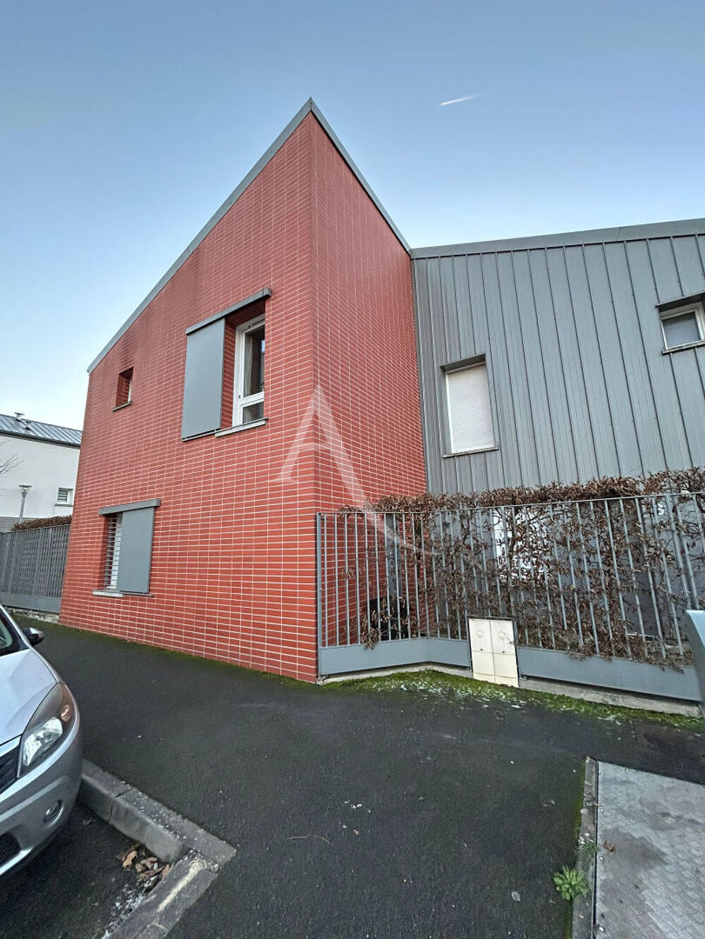 MAISON RECENTE SANS TRAVAUX AVEC EXTERIEUR ET PARKINGS