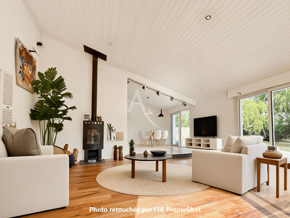 Maison avec une belle architecture sur vaste terrain clos et beaux volumes à Challans