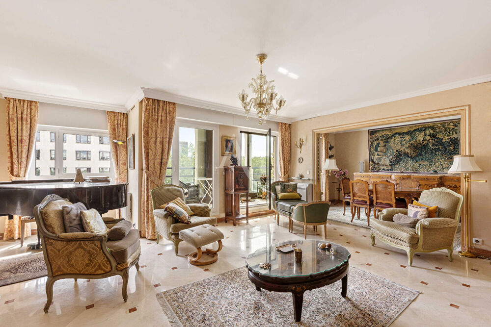 Appartement Paris 4 pièce(s) avec loggia 116.20 m² plus box et cave.