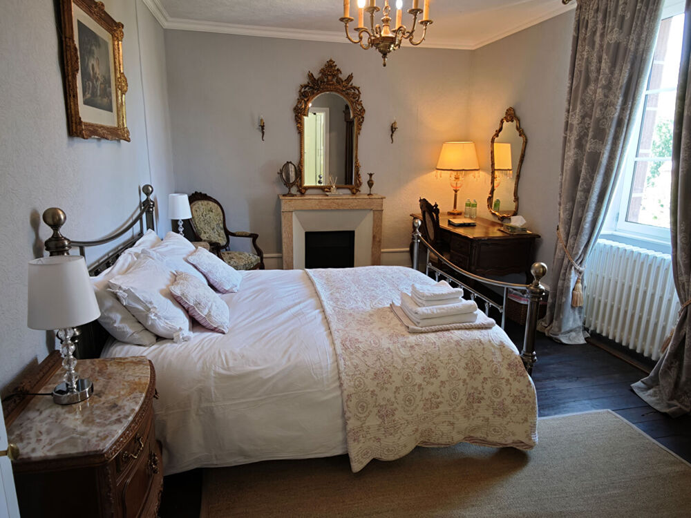 Vente Maison INDRE - Superbe chambre d'hôtes avec café, 7 chambres, appartement indépendant pour les propriétaires, dépendances, grand jardin Chaillac