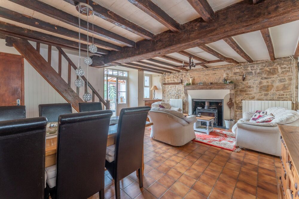 Magnifique Maison de Caractère Rénovée, avec Grande Grange et Jardin-Cour, Située dans l'un des Plus Beaux Villages de France