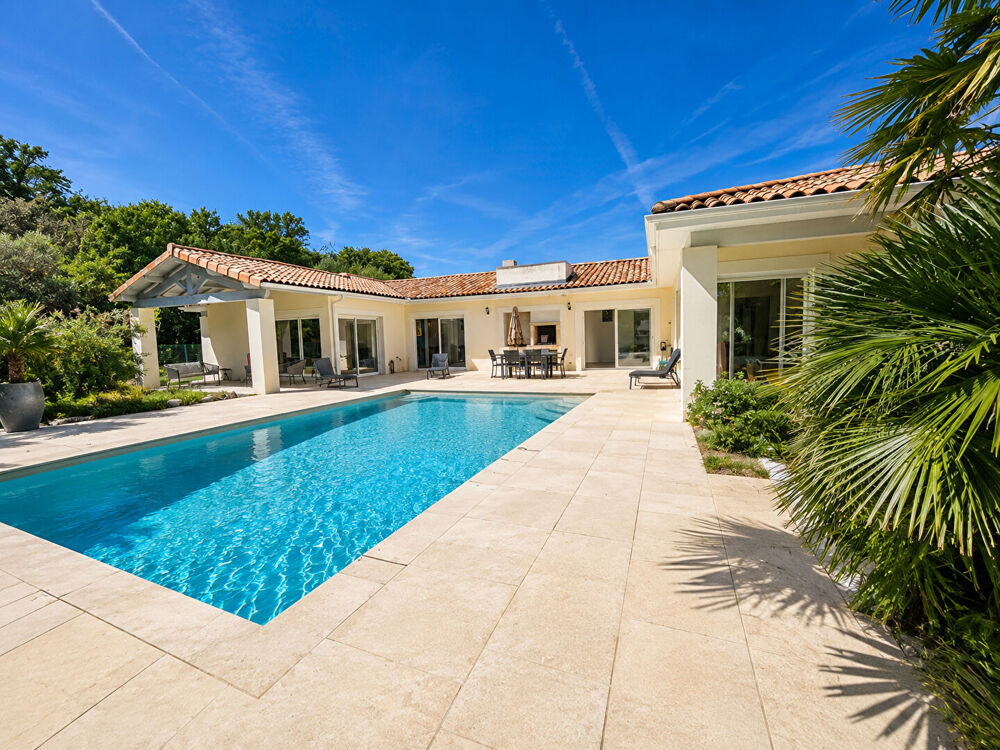 Élégante villa d'architecte de plain-pied avec piscine .Un écrin de sérénité aux portes de Périgueux