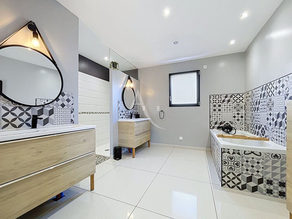 Vente Maison LONGUÉ-JUMELLES - MAISON CONTEMPORAINE AVEC PISCINE, 5 CHAMBRES ET PLUS DE 184 M² HABITABLES Longue jumelles