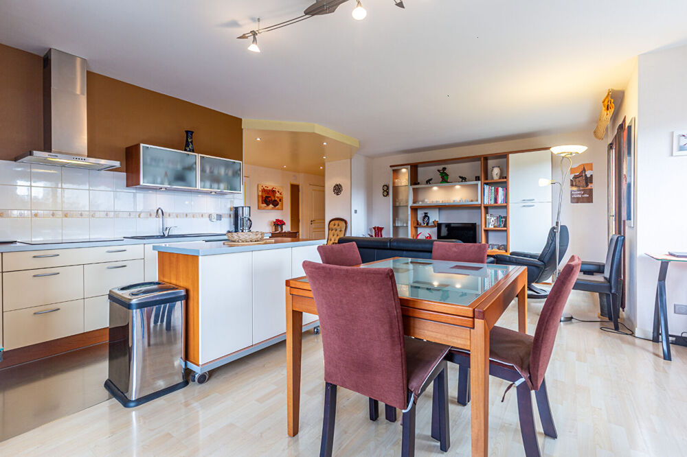 AGENCE IMMOBILIERE LAFORET - "TOURNESOL" - ANNECY - APPARTEMENT T3 TRAVERSANT de 73.59m² - BALCONS - CAVE - GARAGE en option