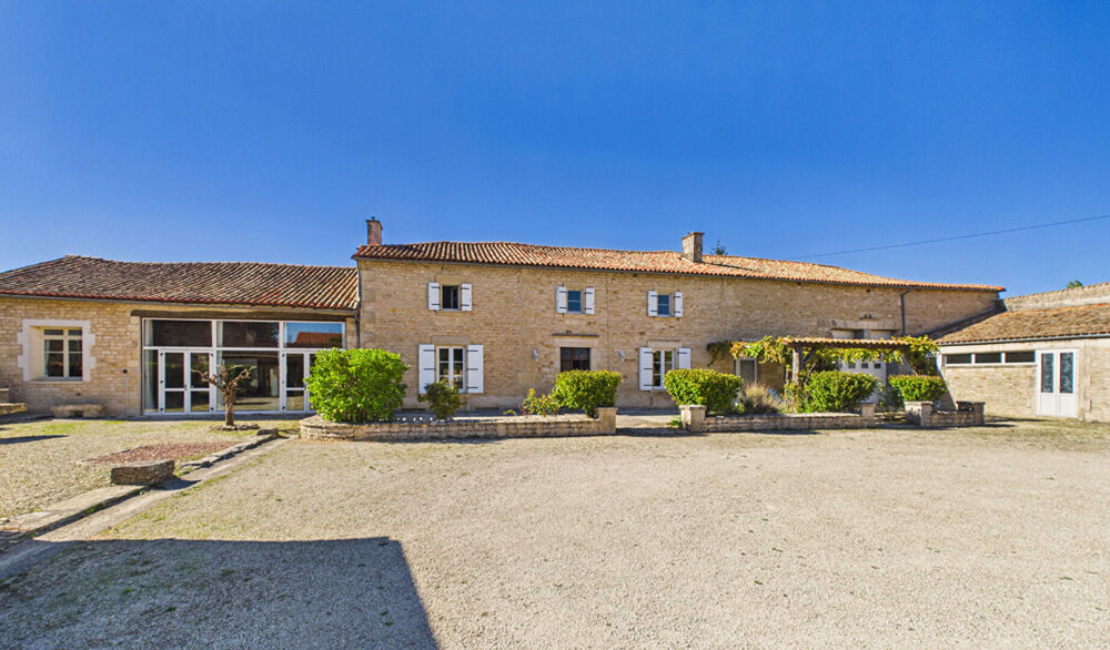 Exceptionnelle propriété de village avec gîte et piscine chauffée - Excellent potentiel de revenus