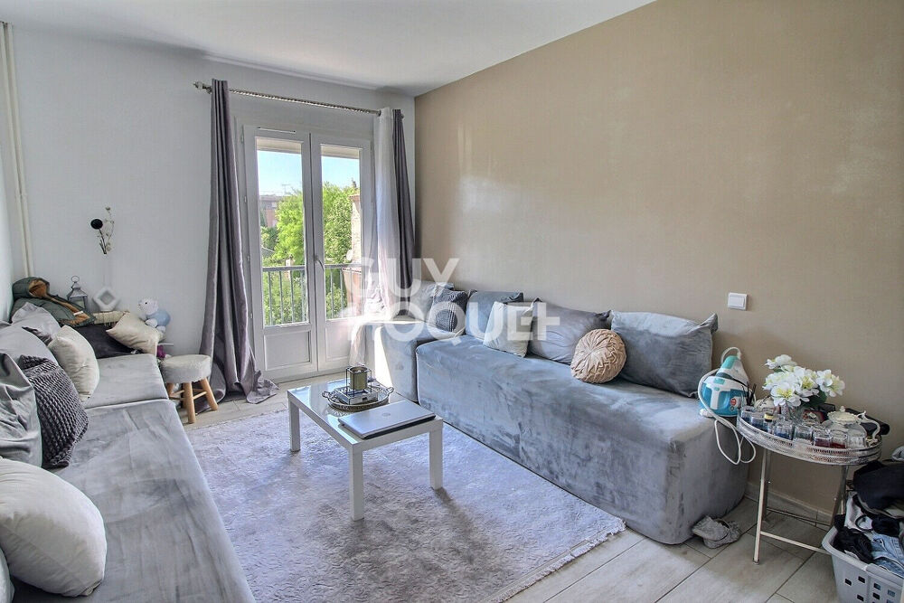 Appartement lumineux Tarascon avec balcon et cave .