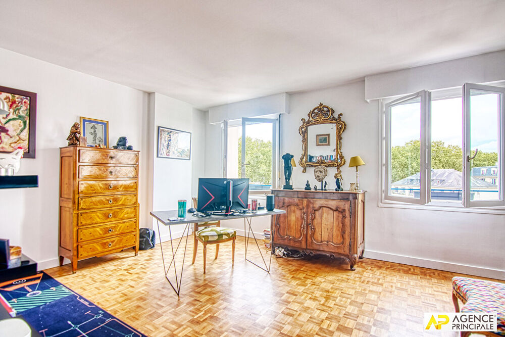 Vente Appartement Versailles Notre-Dame Boulevard de la Reine Appartement 5 pièces 103 m² situé au 5ème et dernier étage avec ascenseur, cave et p Versailles