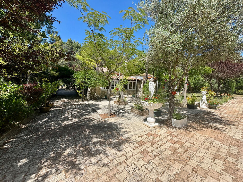 VILLA AU CALME SANS VIS A VIS AVEC PISCINE AU COEUR DE SON PARC ARBORE AVEC FORAGE ET EAU DE VILLE