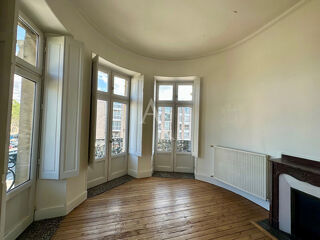  Appartement à louer 4 pièces 151 m²