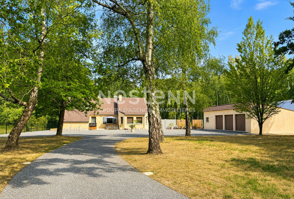 EXCLUSIVITÉ - Maison familiale avec piscine, triple garage et 7 100 m² de terrain à 8 minutes d'Écommoy