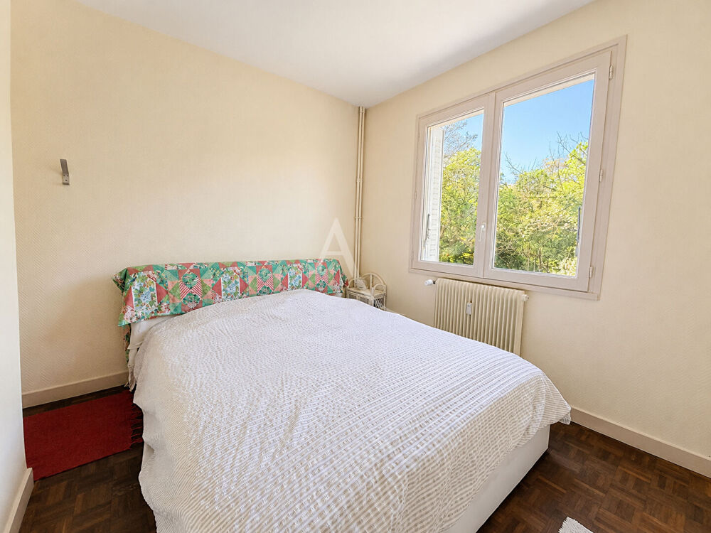 SAUMUR CENTRE - Appartement 70 m² avec balcon-terrasse, garage et cave.