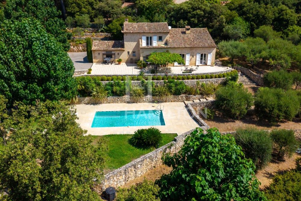 Propriété lovée dans un écrin de verdure