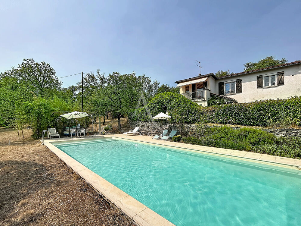 Maison familiale de 3 chambres avec piscine, jolie vue dégagée et 5 766m² de terrain.