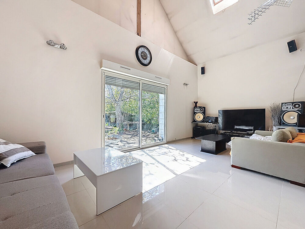 Vente Maison Belle longère rénovée de plus de 200 m² - cadre exceptionnel avec étang, dépendances et grand terrain Sorigny