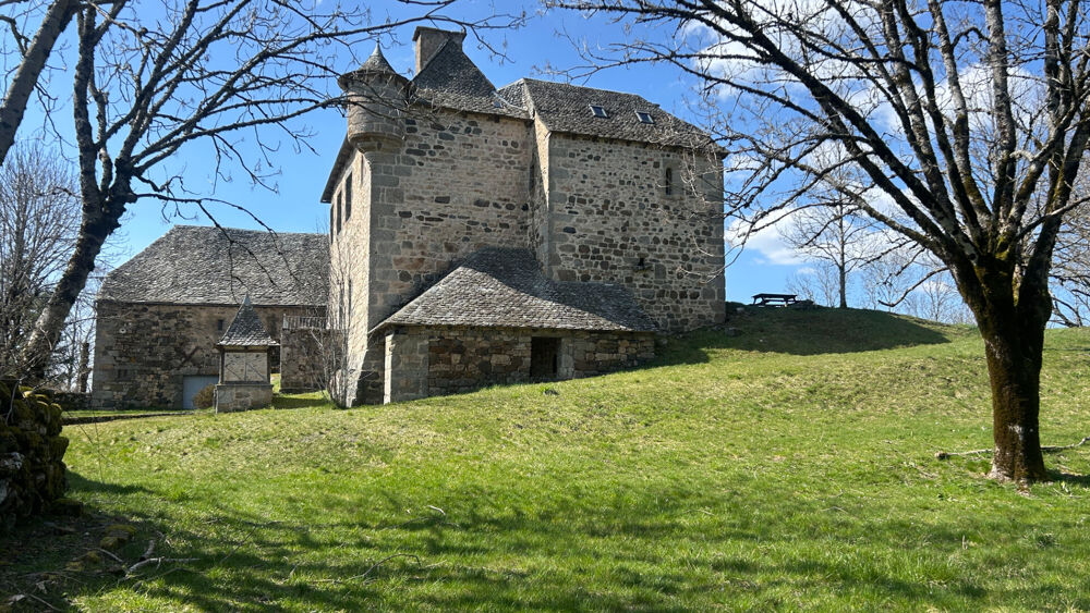 Manoir du XIVe siècle : Un balcon sur l'Aubrac et les Monts du Cantal