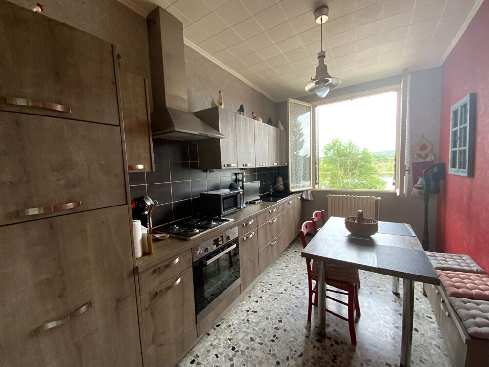 SAINT-EMILAND - Ténement immobilier comprenant deux maisons avec dépendances sur terrain de 1ha 48a 95ca