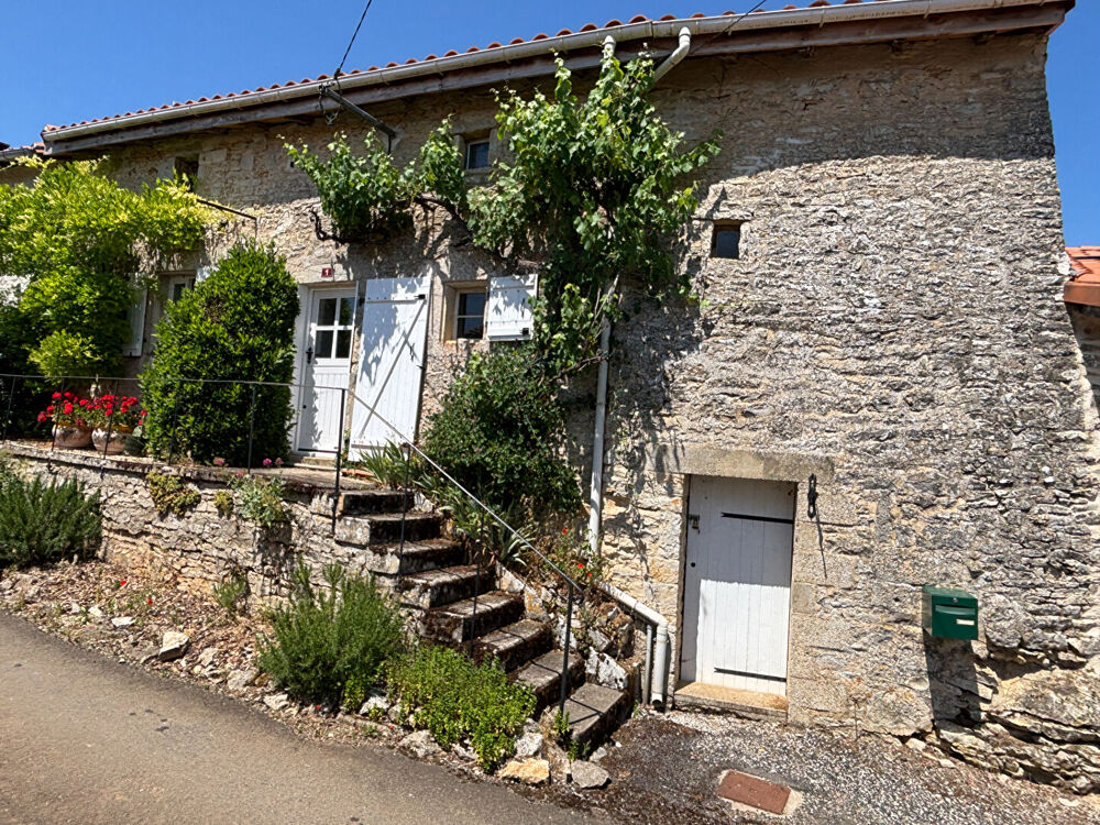 Charmante Maison de Village en Pierre avec Cours Privatives au Coeur de Nanteuil-en-Vallée