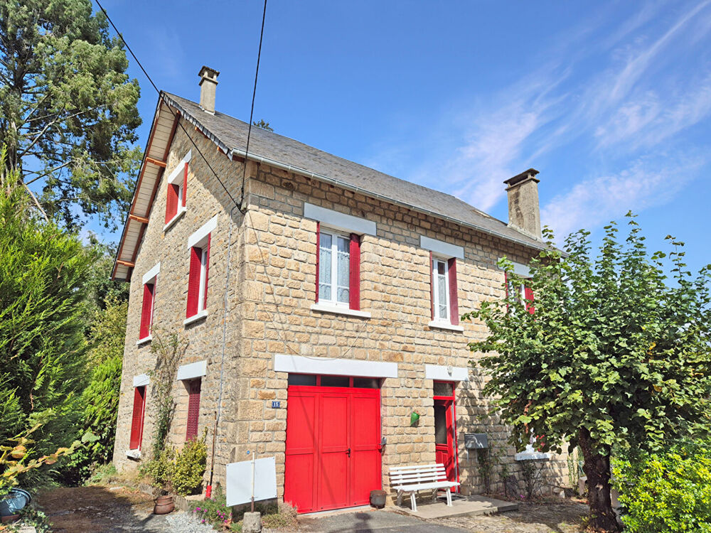 Vente Maison CORRÈZE. Ville de CORRÈZE. Maison en pierre comprenant 3 chambres, un appartement au rez-de-chaussée, un garage, un sous-sol et Correze
