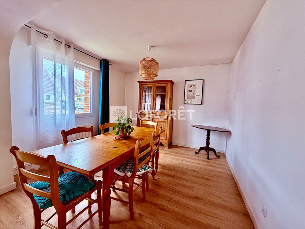 Maison semi-indépendante sur 420 m², 3 chambres, bureau, garage.