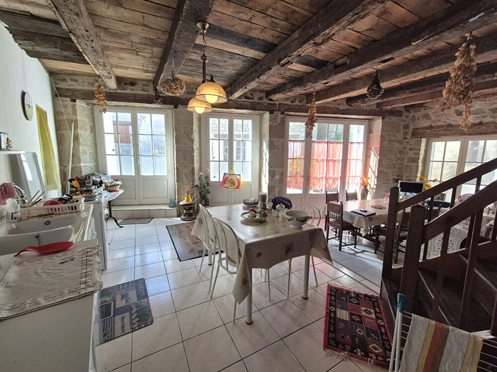 Vente Maison CORRÈZE. TREIGNAC. Maison ancienne en pierre pleine de charme comprenant 3 chambres avec balcon et un appartement à rénover. Treignac