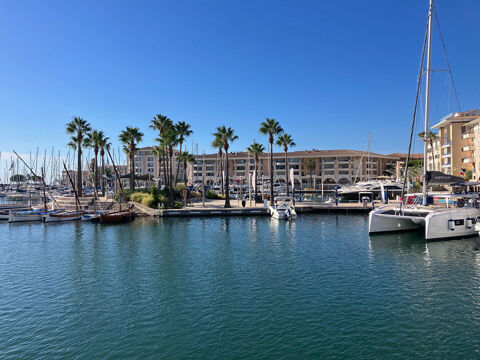 Local commercial dans Marina de Port-Fr&eacute;jus 320000 83600 Frejus